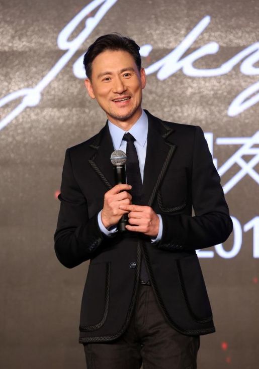 54岁吴婉芳与张学友合照穿白色晚装很优雅两人兄妹相称