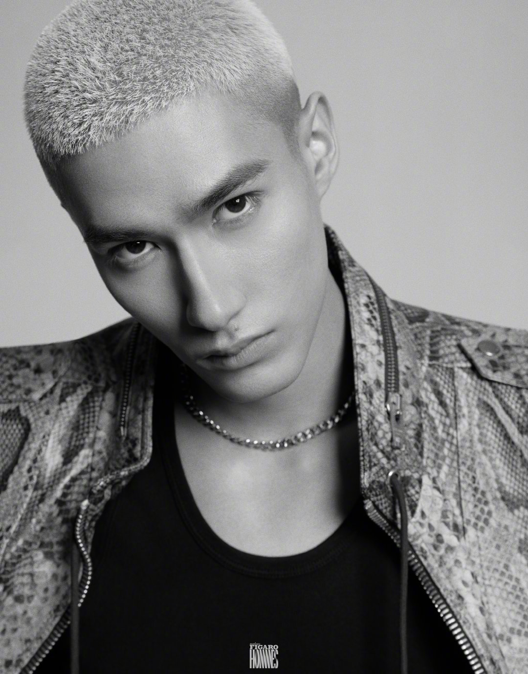 米卡费加罗男士12月刊内页墨镜皮衣机车风金发短寸