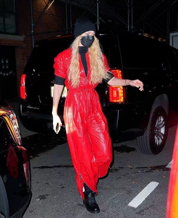 超模gigi分手后首次现身金发配红衣贼耀眼未婚先孕的女儿好可怜