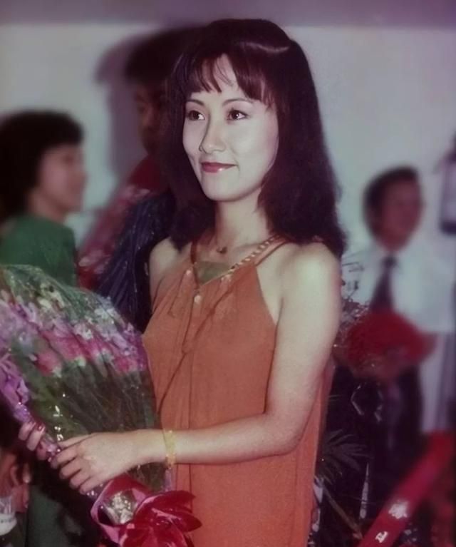 2002年,汪明荃在病房内泣不成声,悔恨拒绝了罗家英的真心|李宝莹