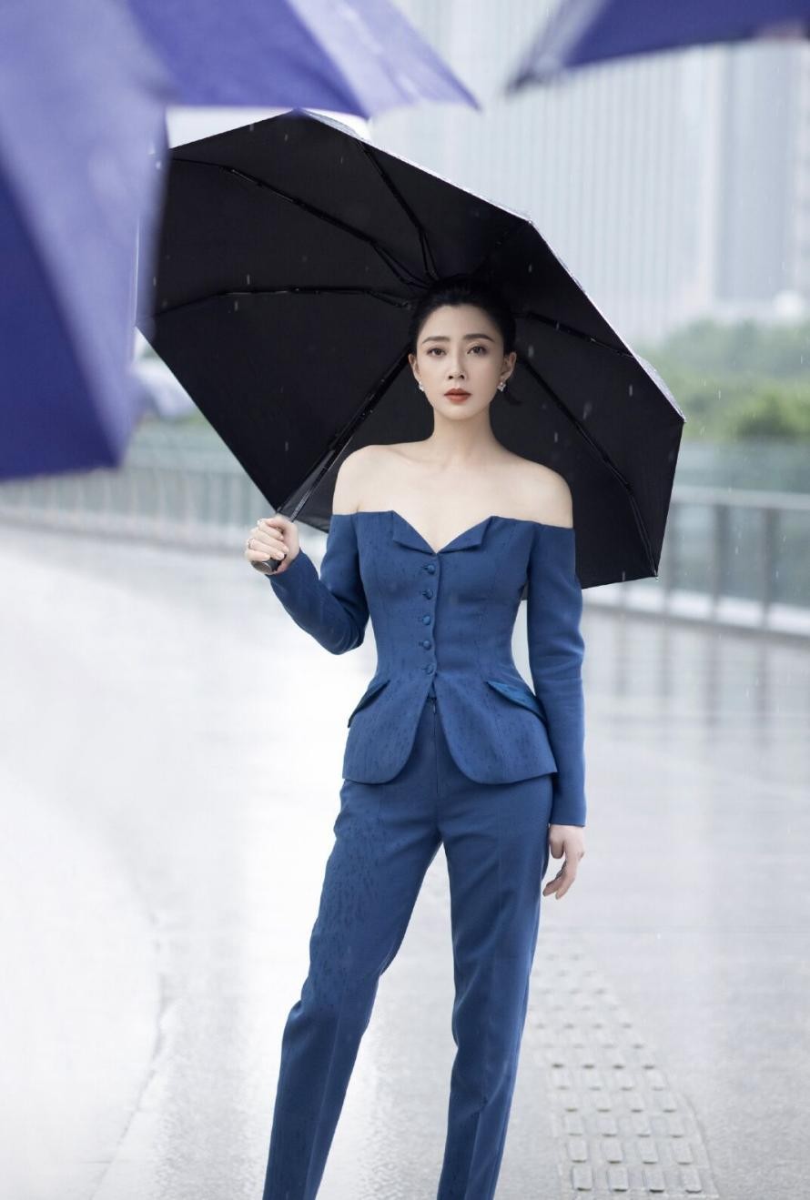 路人镜头下的殷桃太美41岁背影仍似少女纤细美腿格外抢镜