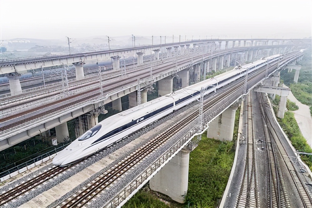 宁愿花钱建高架桥也不地上跑高铁为啥这么特殊看完长见识了