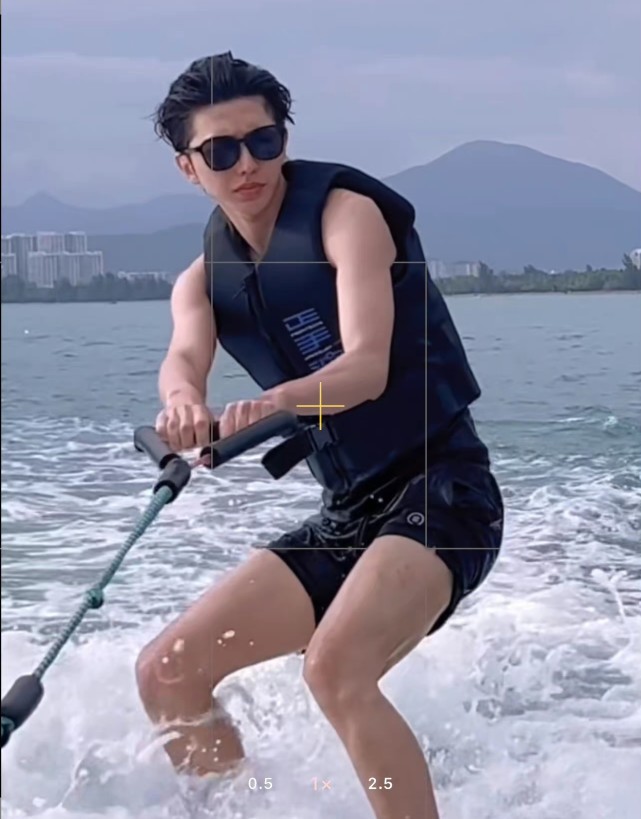 偶遇蔡徐坤冲浪开卡丁车抓娃娃黑背心大背头硬汉帅气值拉满