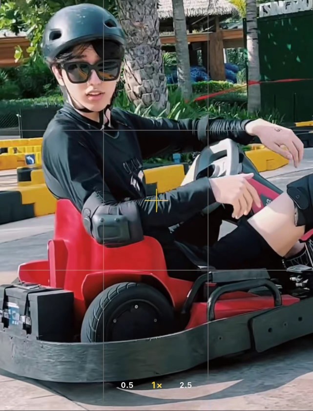 偶遇蔡徐坤冲浪开卡丁车抓娃娃黑背心大背头硬汉帅气值拉满