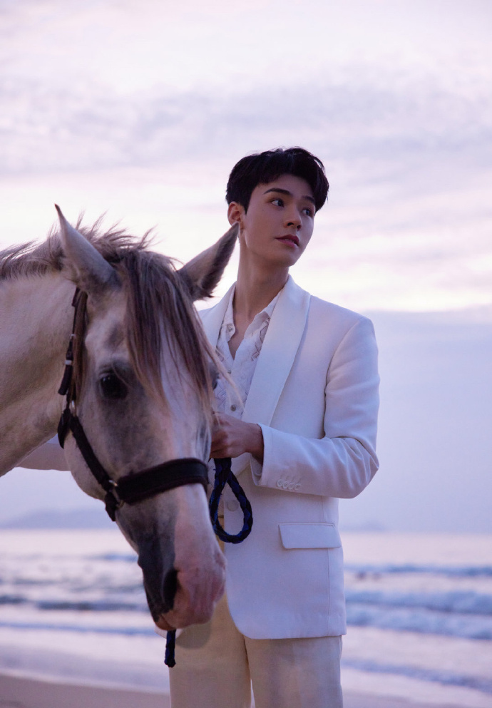 龚俊白色西装造型高雅贵气真白马王子,禁欲风的俊俊帅气爆表了!