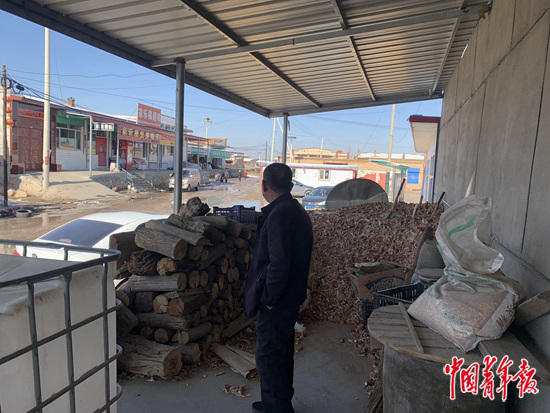11月13日，山西省应县大穗稔村，一村民家门口堆放着用来取暖的木柴和玉米芯。 中青报·中青网记者 胡志中/摄