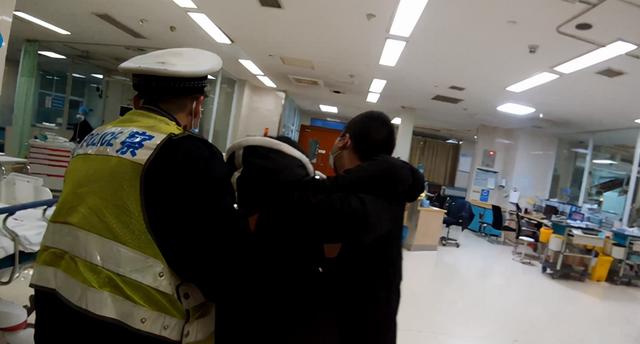 孕妇大出血 又遇晚高峰 他们一路喊话开出一条“生路”休闲区蓝鸢梦想 - Www.slyday.coM