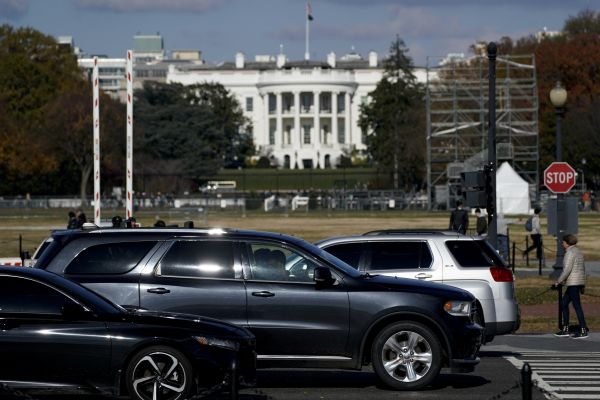 11月23日，在美国首都华盛顿，车辆从白宫附近驶过。新华社发