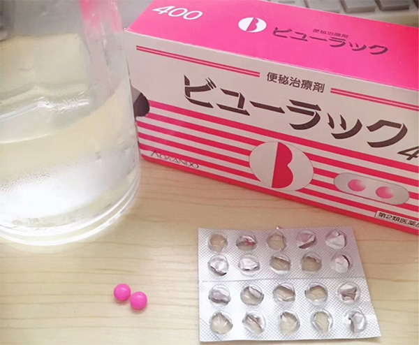 看似"高大上"的片假名药名,一目了然的"便秘治疗剂"汉字标注,再加上