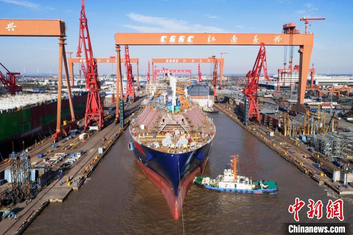 首次实现2艘LNG整船同日出坞 中国船舶沪东中华建造效率全球领先