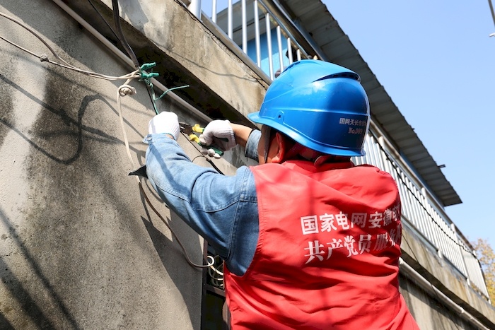 国网天长市供电公司员工正在为居民检修电路.俞登文摄