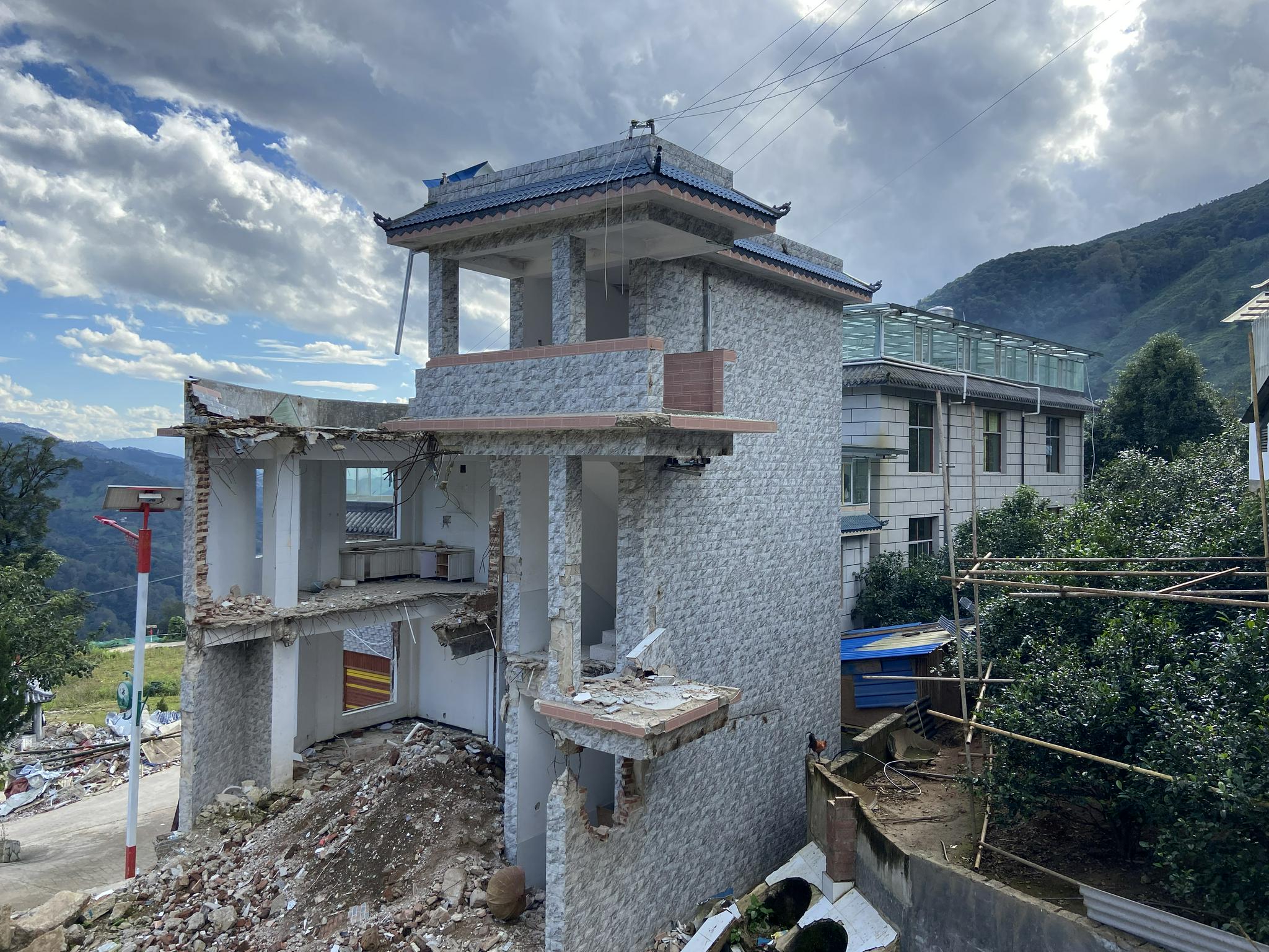 冰岛古茶树村寨搬迁遇堵16户村民不愿搬翻建房被定违建