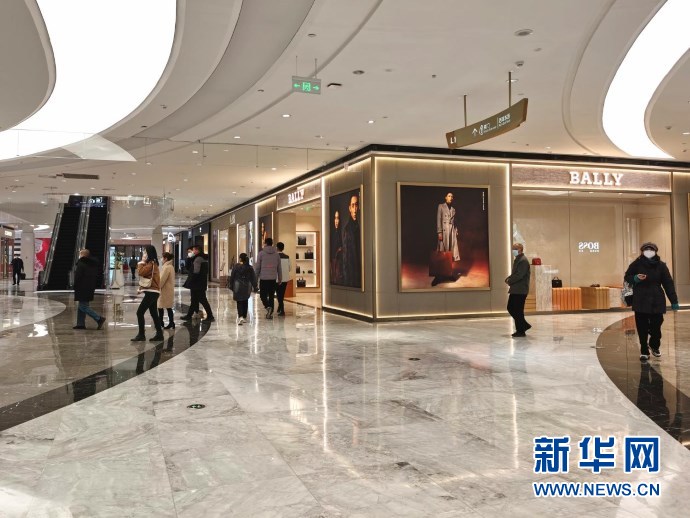 兰州中心内,商铺均已恢复营业,市民有序逛街购物.(宋昱静 摄)