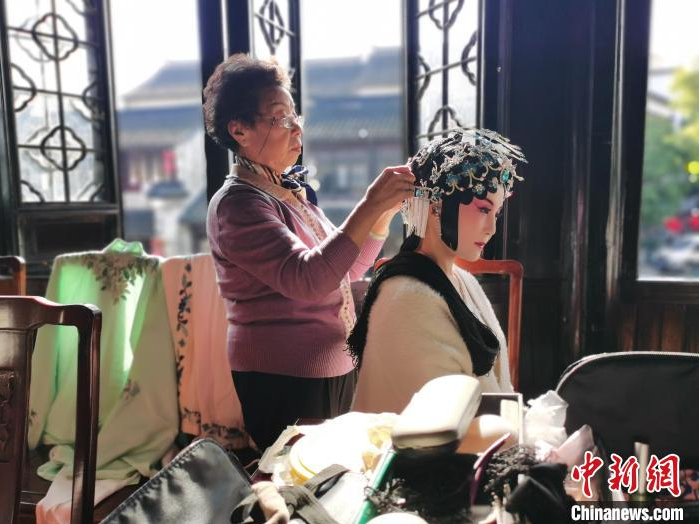 图为一位昆曲演员正在化妆等待上台演出.(资料图) 钟升 摄&nbsp