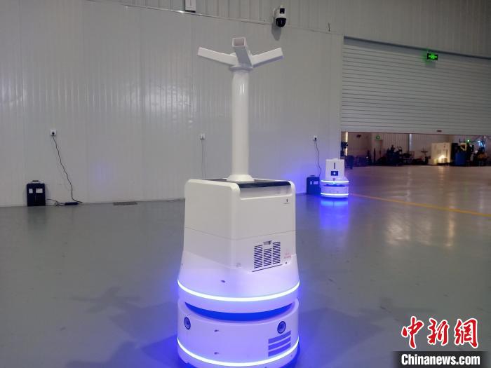 图为执行2022年北京冬奥会场馆消杀工作的同款机器人。郭佳佳 摄
