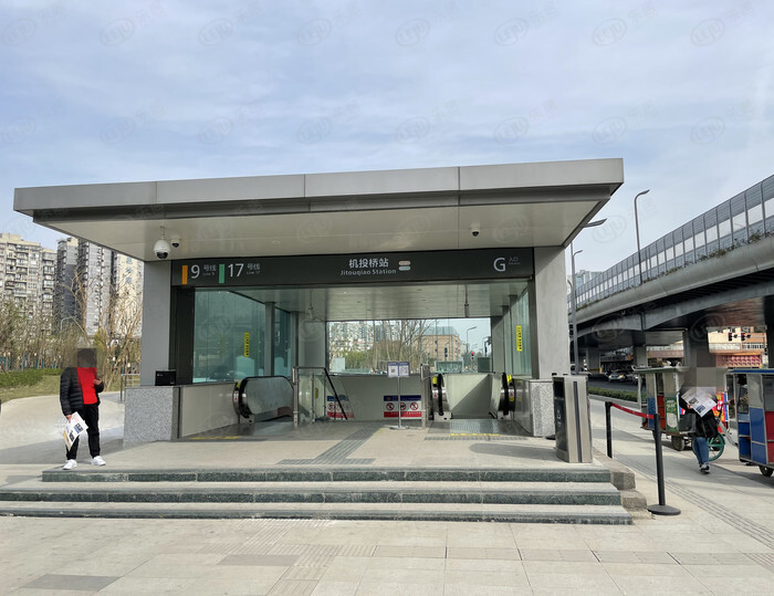 4公里,可同站换乘17,9号线双地铁交通,通达全城,9号线还可直接通达