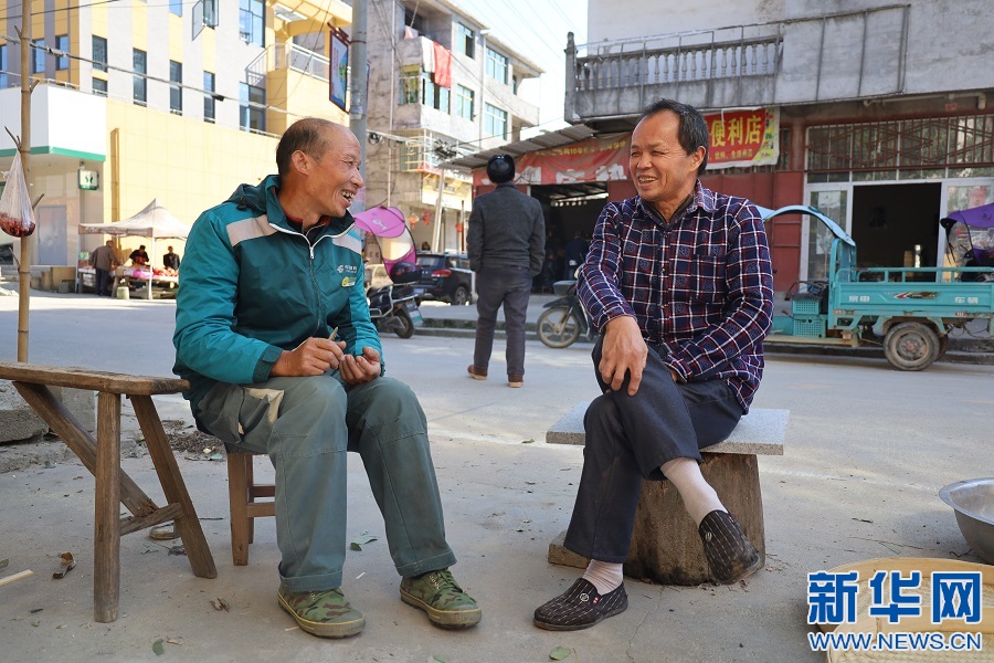 一个人的山村邮路:交通工具在变,路在变,村民生活也在变