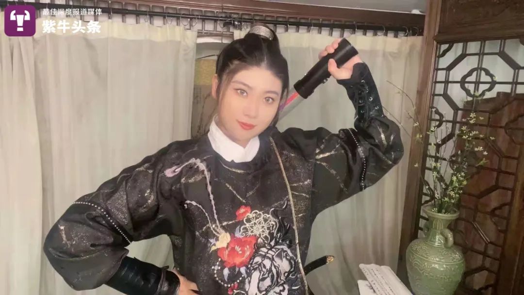 开始用老旦戏腔演唱流行歌曲,"因为大家听到的戏腔多是以旦角小嗓为主