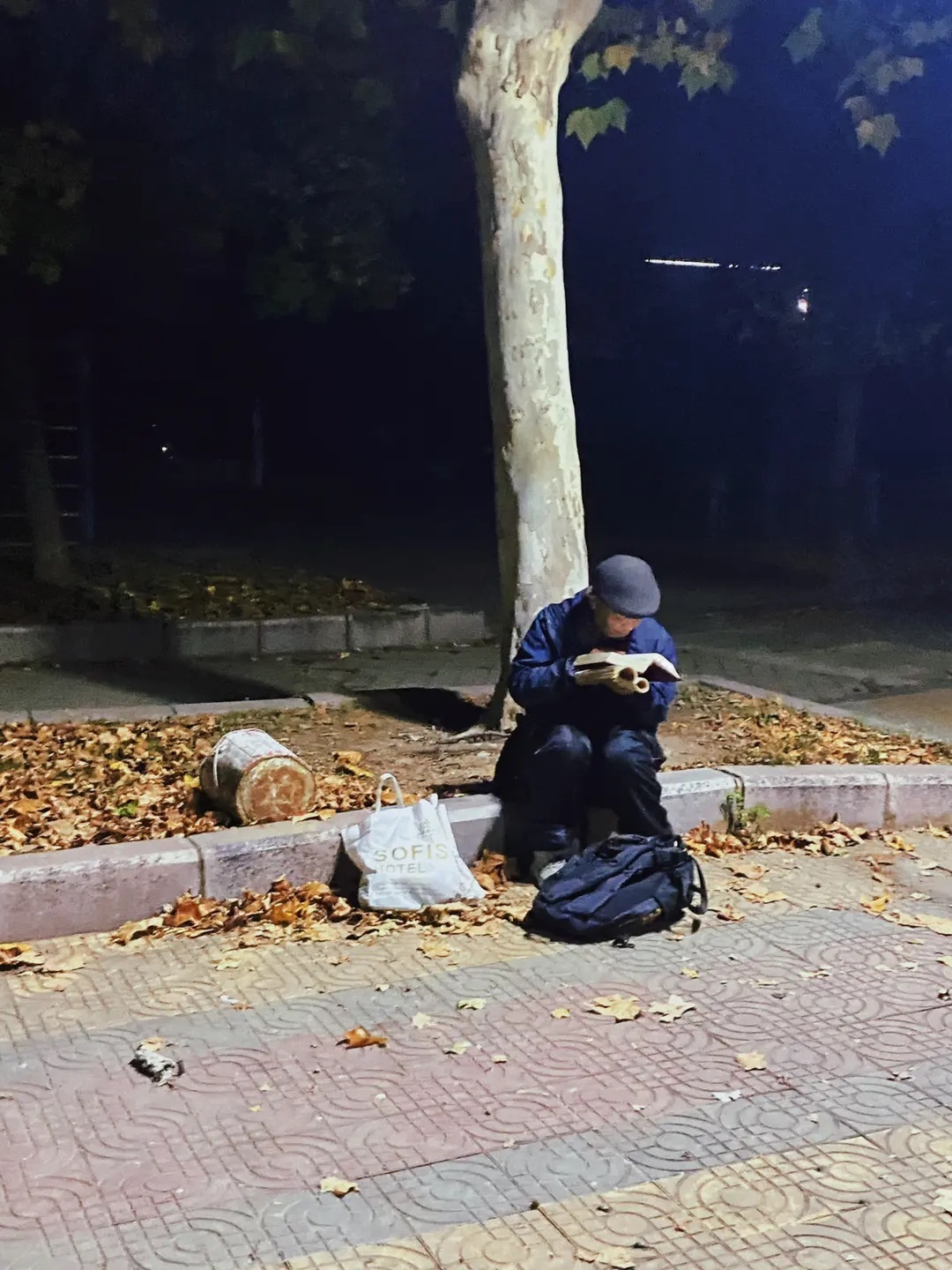 路灯下读书的老爷爷