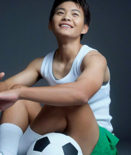 王霜微博晒八块健美腹肌照和白斩鸡形成鲜明对比间接打脸男足