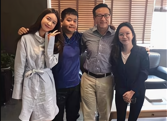 蔡崇信逆生长比妻子还年轻快60岁身材未发福nba儒雅老板