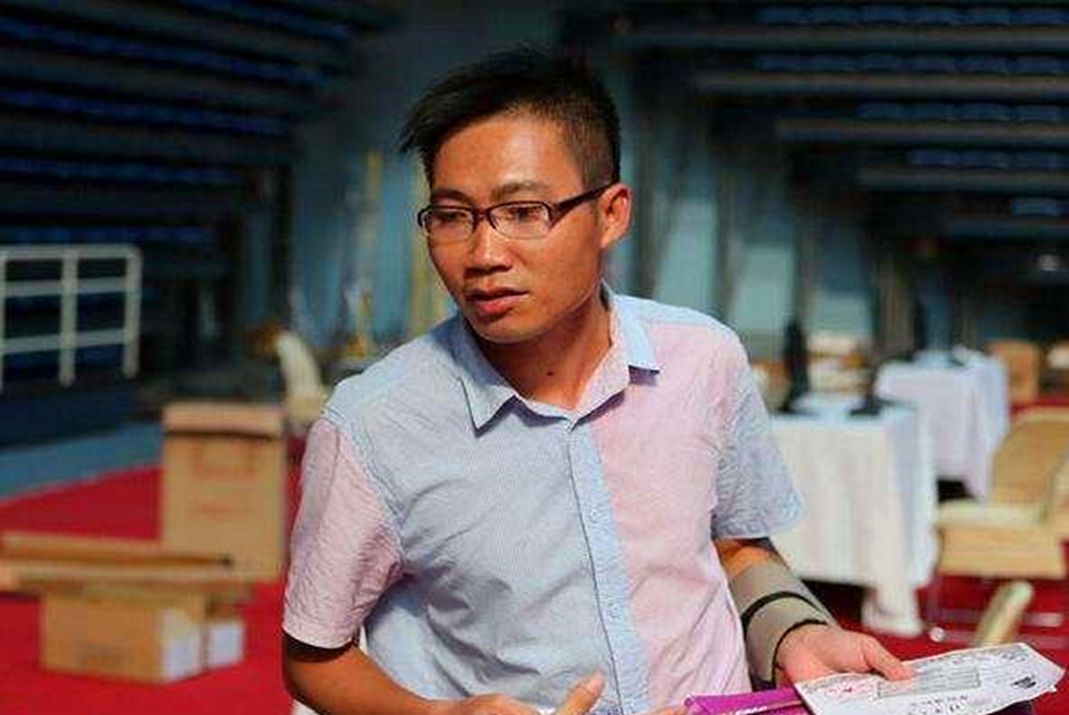 他拒绝北大,花了14年复读9次考上清华,却36岁沦为郑州四中教师休闲区蓝鸢梦想 - Www.slyday.coM 他拒绝北大,花了14年复读9次考上清华,却36岁沦为郑州四中教师休闲区蓝鸢梦想 - Www.slyday.coM