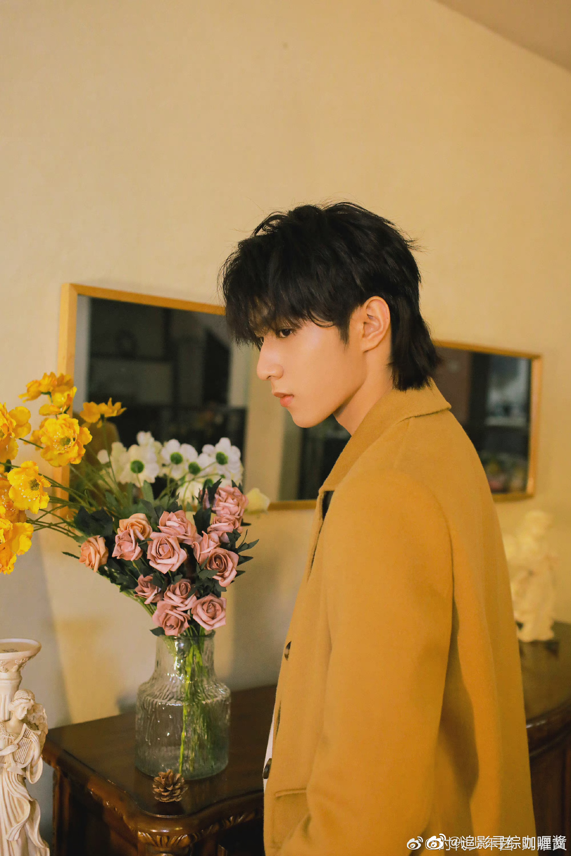 刘耀文分享室内柔光大片卡其色风衣让我们吻文帅出新高度