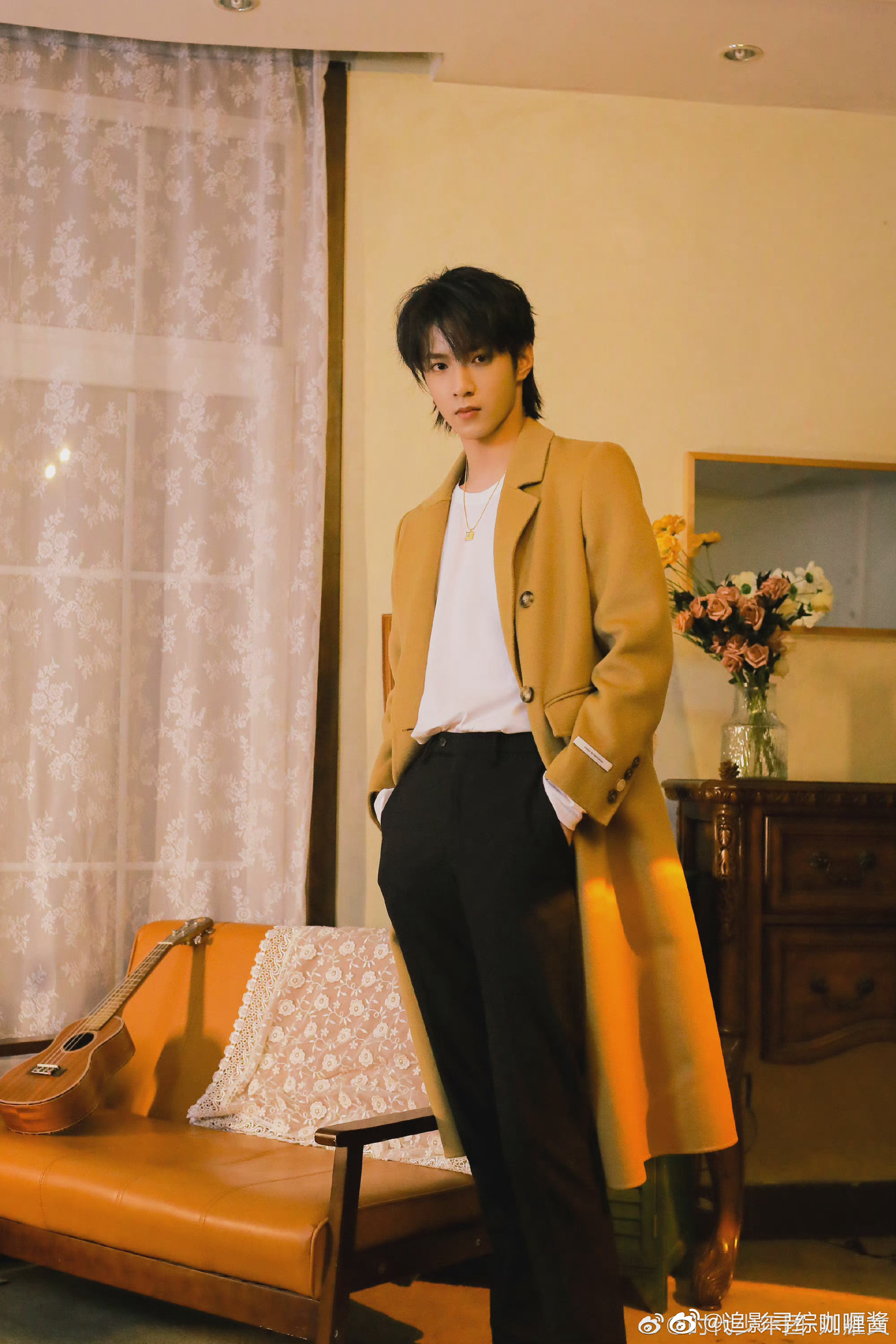 刘耀文分享室内柔光大片卡其色风衣让我们吻文帅出新高度