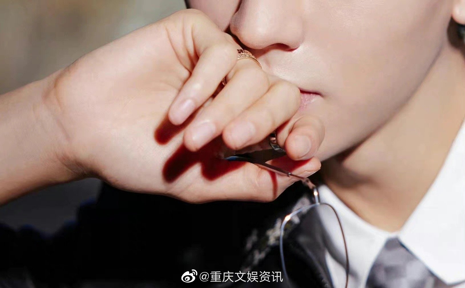 龚俊的手骨节分明手指纤长谁看了不想牵呢