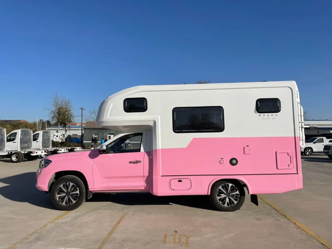 软萌的外观越野的心爱旅途2021款大通t70皮卡房车