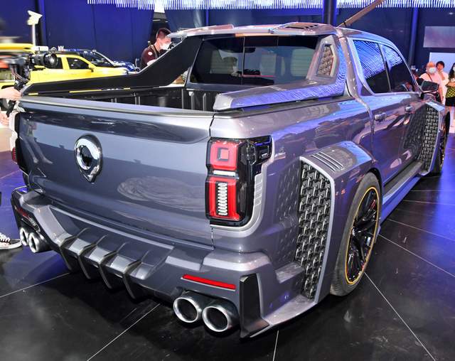 国产首款超跑皮卡实车亮相,外观很霸气,宽体 运动包围 四排气管