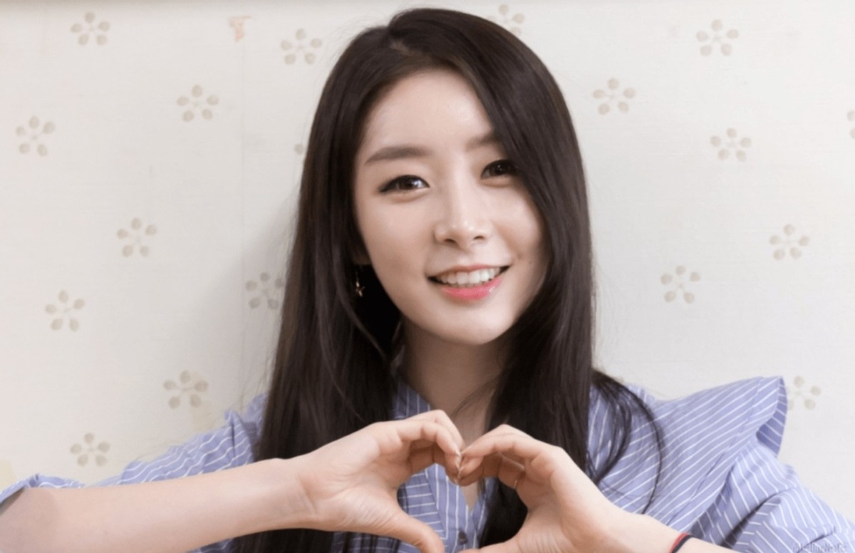 金佳英回忆了自己的出道经历,称刚刚进入演艺圈的时候,被公司强迫必须