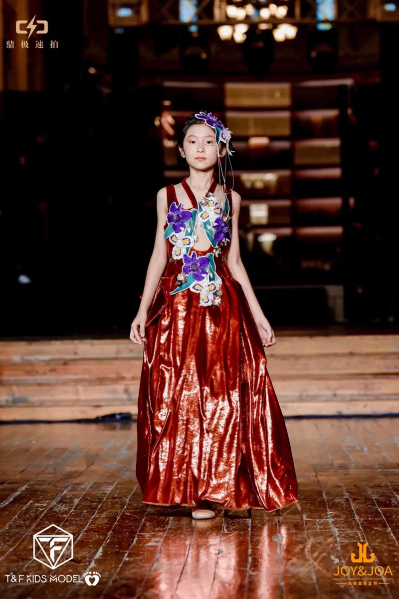 特邀t&f小超模 · 刘芮言特邀t&f小超模 · 刘语桐鲜明的色彩映衬出了