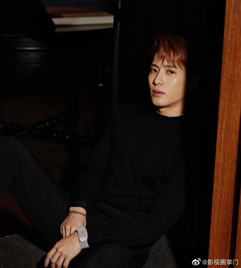 王嘉尔一身黑色酷感造型现身活动