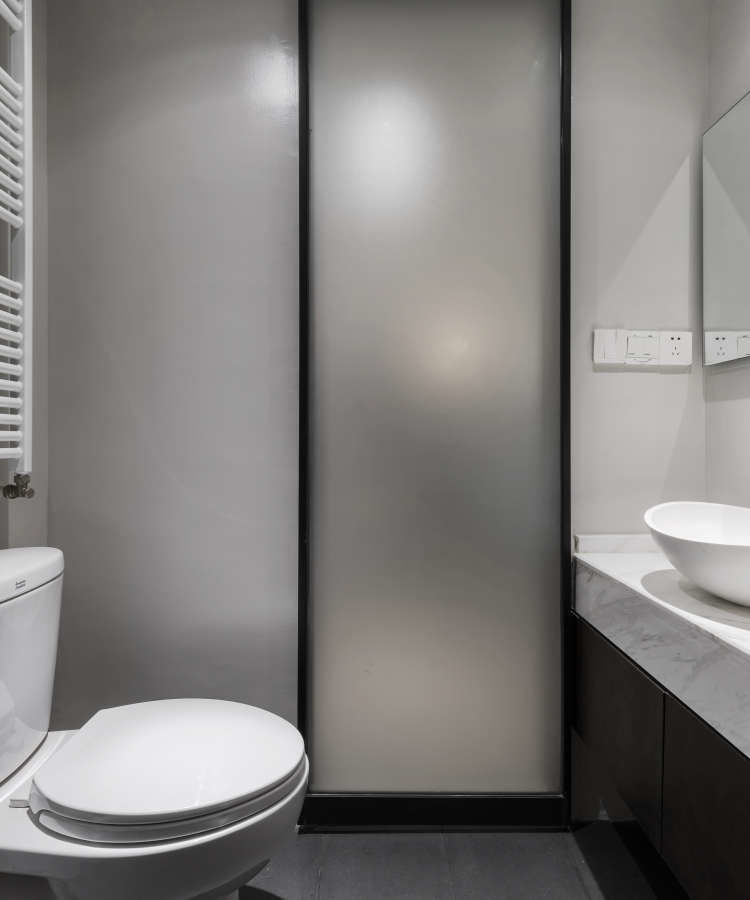 另一间卫生间也做到了干湿分离,磨砂玻璃门确保空间足够私密和独立