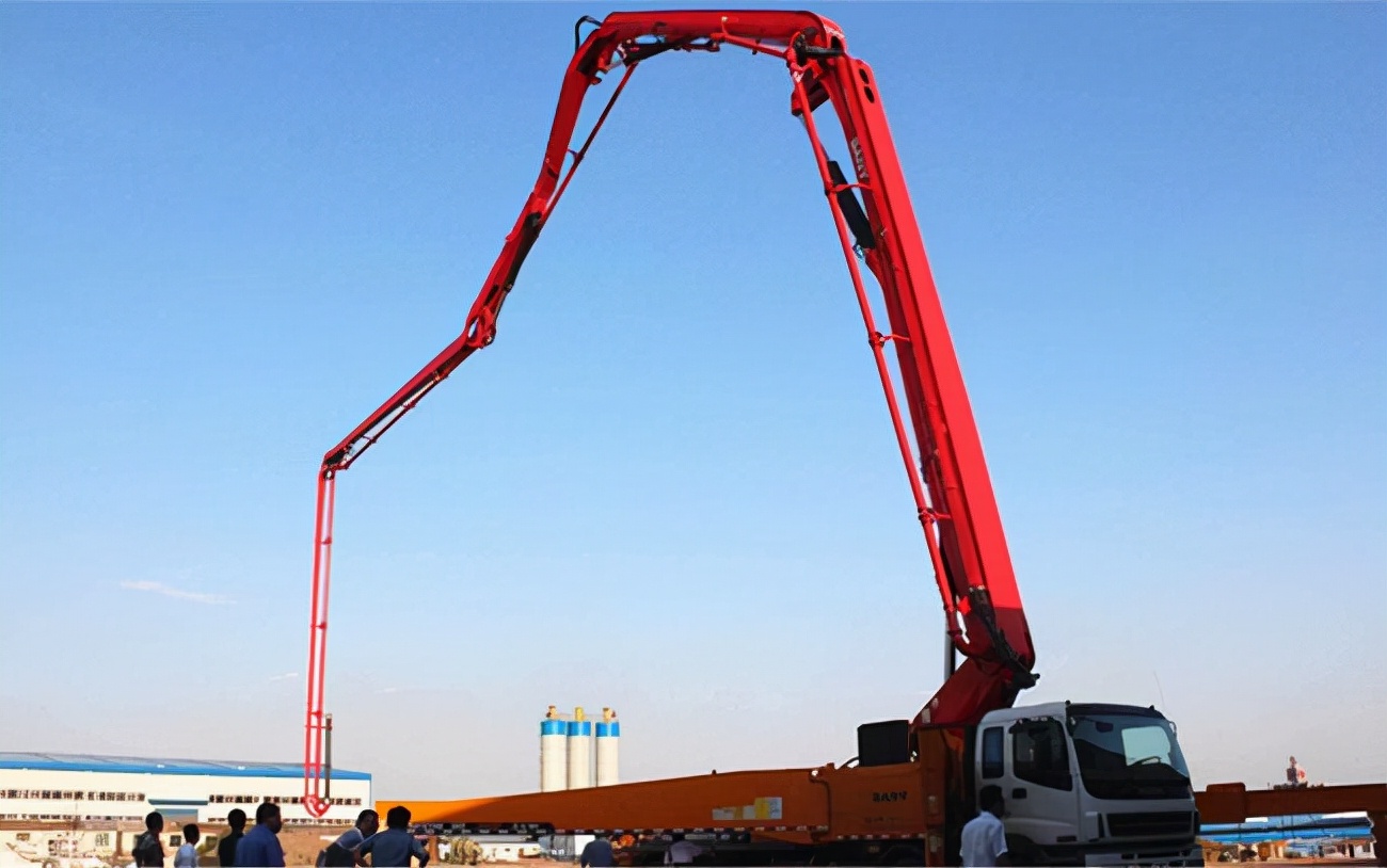 中国建百米大楼,混凝土咋送上去?1神奇车辆曝光,老外:太厉害