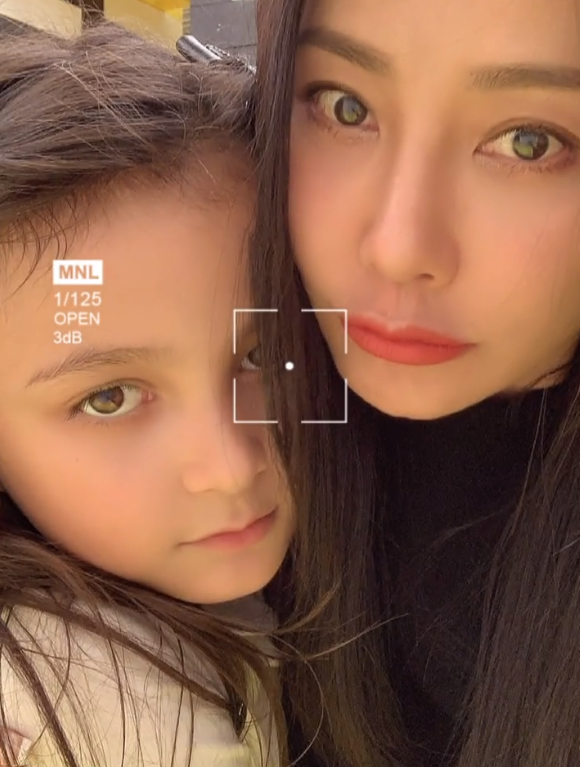 吴奇隆前妻为女儿庆生8岁米雅混血感十足和妈妈越长越像