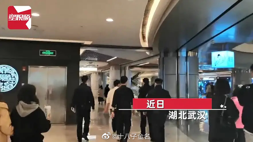 湖北武汉某商场一男子在火锅店门口倒卖排队号……休闲区蓝鸢梦想 - Www.slyday.coM