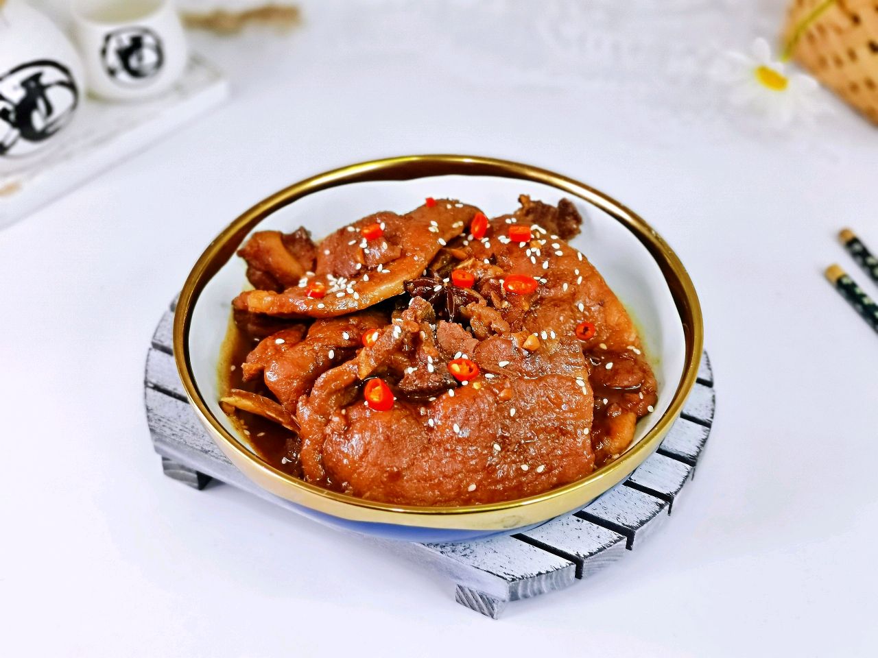 在家做正宗的上海秘制大排,肉香四溢,甜而不腻,好