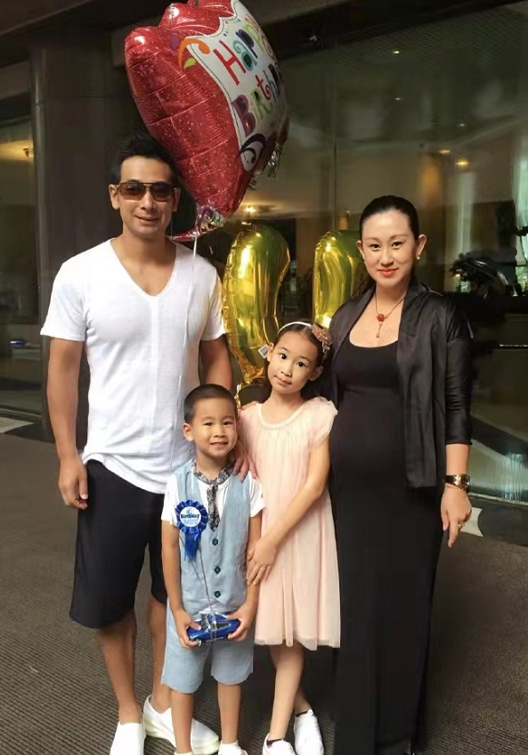 赵文卓当众告白妻子打扮时髦情侣墨镜满分结婚15年甜蜜不减