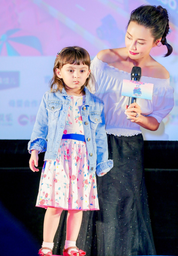 都说女儿长大像爸爸,米雅却恰恰相反,虽然看上去混血感十足,但眉宇间