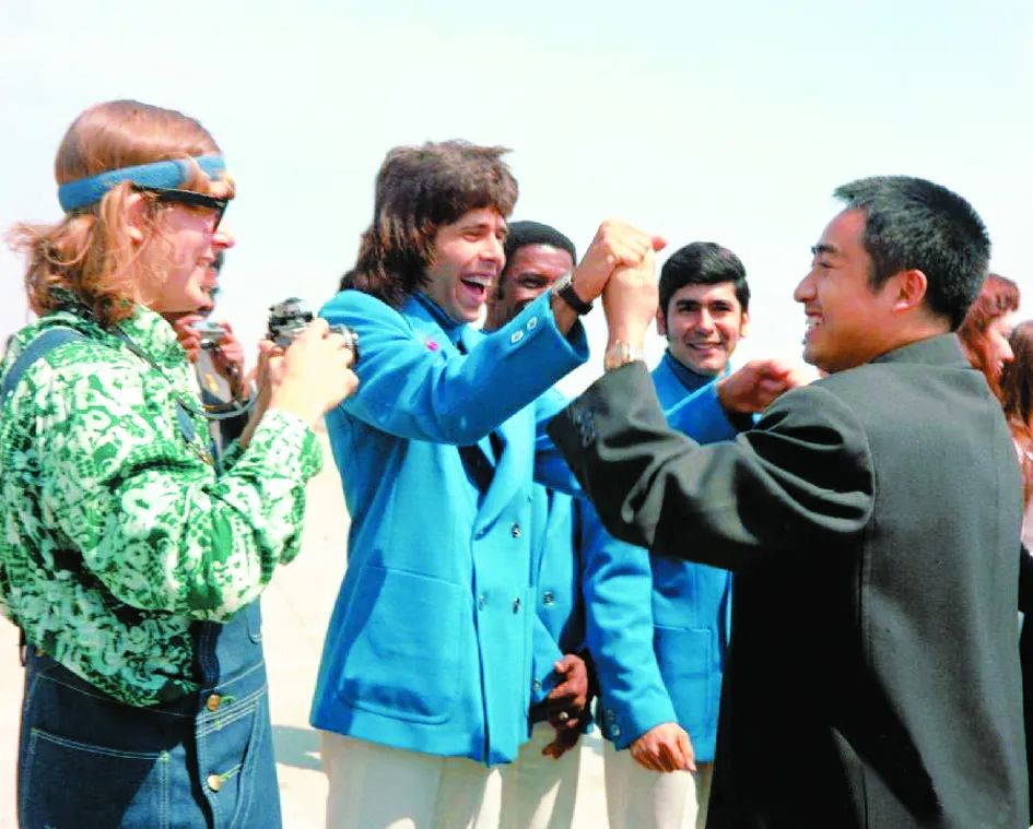 1972年4月,庄则栋率团访美期间与科恩握手.(图片来自新华社)