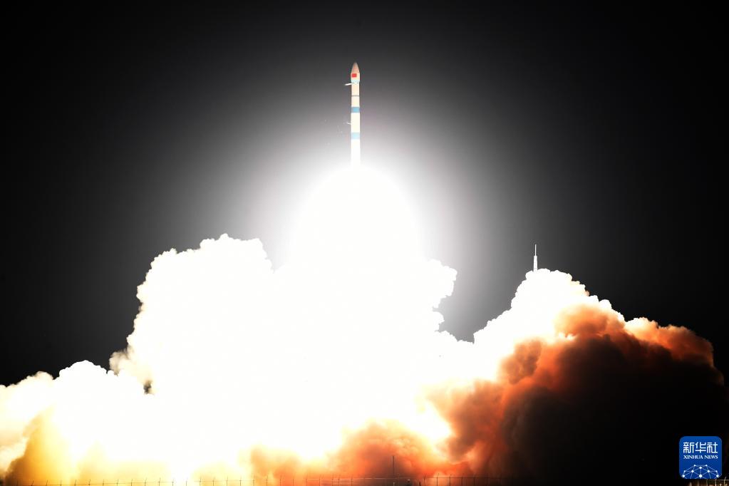 11月25日7时41分，我国在酒泉卫星发射中心用快舟一号甲运载火箭，成功将试验十一号卫星发射升空。卫星顺利进入预定轨道，发射任务获得圆满成功。这次任务是快舟一号甲运载火箭的第13次飞行。新华社发（汪江波 摄）