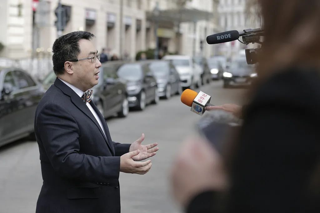 资料图:今年4月15日,王群大使接受媒体采访.(图源:人民视觉)