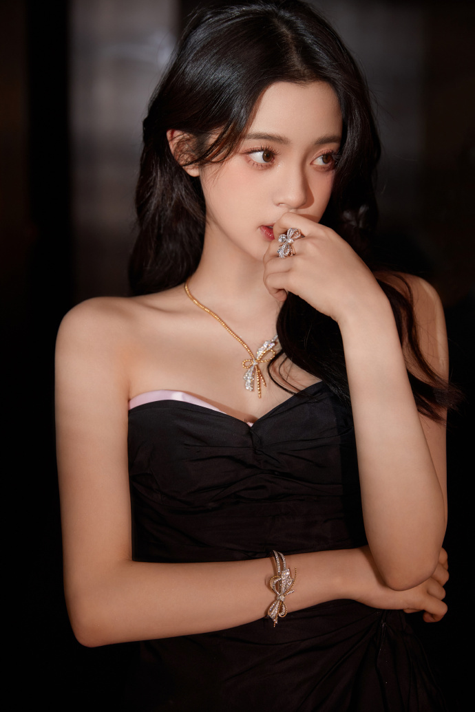 欧阳娜娜穿黑色抹胸裙 光影交叠下氛围感拉满