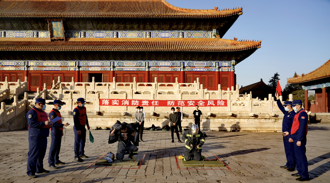 故宫太庙广场上9个微型消防站比武过招