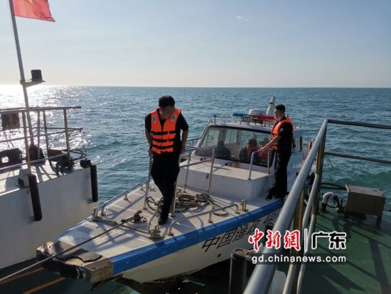 执法人员进行登船检查。直属三支队供图