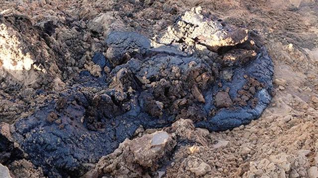 污染场地中被挖开的造纸黑液 图片来源：澎湃新闻记者 刁凡超 资料图