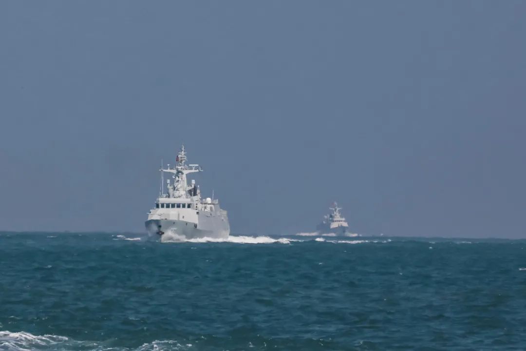 列队启航在南海某海域展开实战化训练铜陵舰,恩施舰和广元舰南部