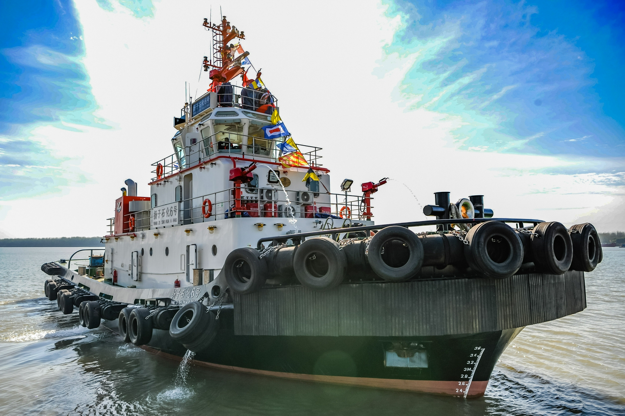 在扬子石化9号码头进行,该应急救援船进入扬子石化港区作业船舶序列